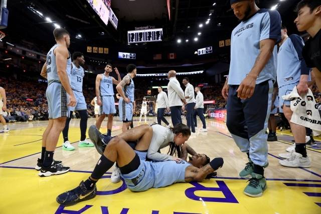 멤피스의 패배보다 더 뼈아픈 건 모란트의 발목 부상이었다. 3쿼터 4분경 플로터를 시도한 후 착지 과정에서 버디 힐드의 발을 밟은 뒤 쓰러졌다. 그의 오른쪽 발목이 돌아간 것이다. 사진=AFP=연합뉴스