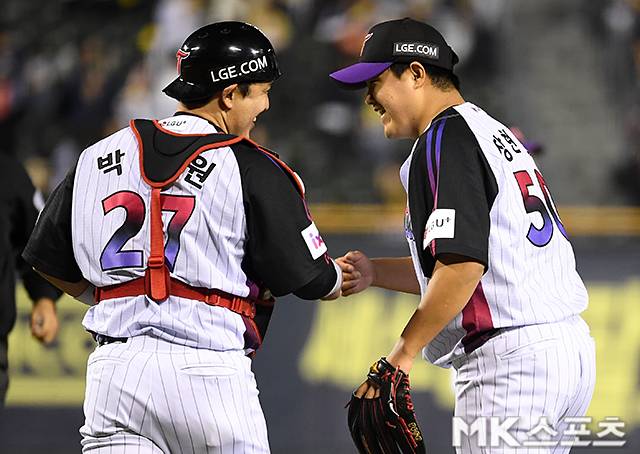 LG 투수들을 잘 이끌고 있는 박동원. 오른쪽은 장현식. 사진=천정환 기자