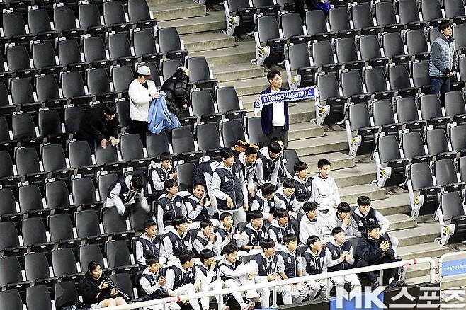 16일 인천축구전용구장에서 평창 유나이티드 선수들과 함께 뛴 평창 유소년 팀 선수들. 사진=이근승 기자