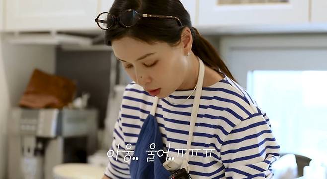고소영이 남편 장동건을 위해 생일상을 직접 차리며, 여전히 사랑스러운 인간미를 드러냈다.사진= 유튜브 채널 ‘바로 그 고소영’