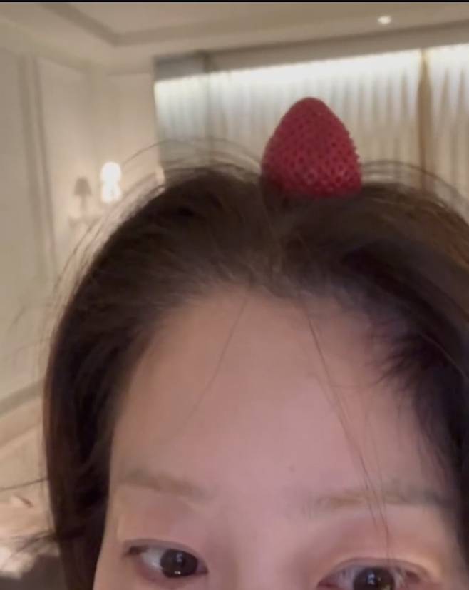 고현정은 정수리 위에 딸기를 얹은 채 셀카를 찍으며 장난기 가득한 모습을 보였다.사진=고현정 SNS