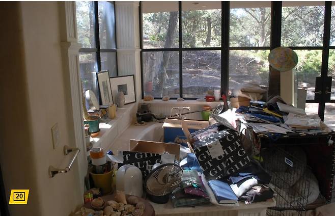 할리우드 유명 배우 진 해크먼(95)과 부인 뱃시 아라카와(64)가 비극적으로 세상을 떠난 가운데 이들의 집 내부 상태가 공개됐다. /사진=산타페 카운티 보안관 사무소