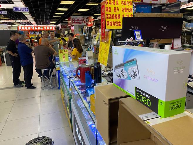 15일 찾은 중국 베이징 커마오전자성 상가는 한산했다. GPU 등이 놓여있는 매대 곁에 상인들이 모여 트럼프카드 게임을 하고 있었다./사진=우경희 기자