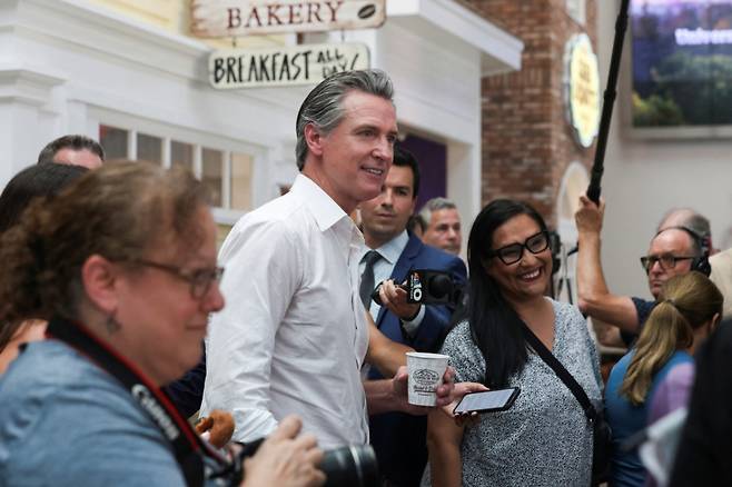 지난해 7월 8일(현지시간) 미국 뉴햄프셔주 후크셋에 있는 커먼맨 로드사이드 카페 & 델리에서 개빈 뉴섬 캘리포니아 주지사가 조 바이든 미국 대통령의 선거운동을 위한 모금 행사에 참석하기 위해 뉴햄프셔를 방문했다./로이터=뉴스1