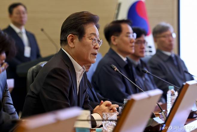 [대전=뉴시스] 국회사진기자단 = 이재명 제21대 대통령 선거 더불어민주당 경선 후보가 17일 대전 유성구 국방과학연구소를 방문해 간담회를 열고 발언하고 있다. 2025.04.17. photo@newsis.com /사진=