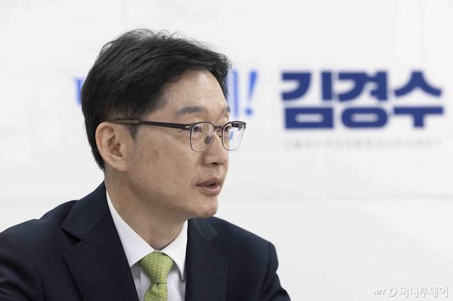 [고양=뉴시스] 김근수 기자 = 김경수 제21대 대통령 선거 더불어민주당 경선후보가 17일 경기 고양시 일산서구청에서 열린 카트린 스테른펠트 잠메 스웨덴 말뫼 시장과의 간담회에서 발언하고 있다. 2025.04.17. ks@newsis.com /사진=김근수