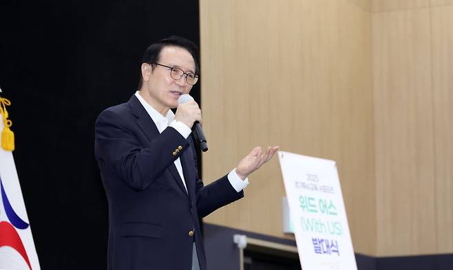 17일 경기도교육청 북부청사에서 제45회 장애인의 날을 맞아 열린 '2025 경기특수교육 서포터즈 위드 어스(With Us) 발대식'에서 임태희 교육감이 인사말을 하고 있다./사진제공=경기도교육청