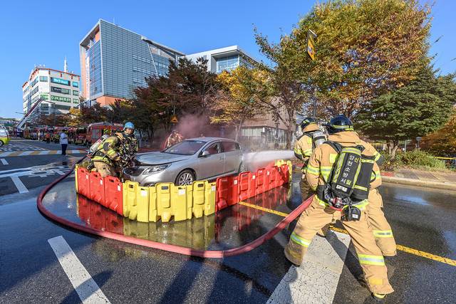 지난해 서울 양천구에서 진행한 ‘재난대응 안전한국훈련’에서 전기차 화재진압 훈련을 하고 있다. 양천구청 제공