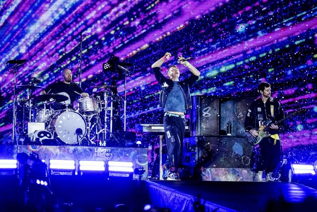 록밴드 콜드플레이가 16일 고양종합운동장에서 열린 내한 공연에서 열창하며 5만 관객의 떼창을 유도하고 있다.   라이브네이션코리아 제공