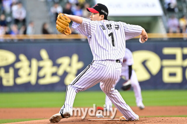 16일 서울 잠실야구장에서 열린 '2025 신한 SOL BANK KBO리그' 삼성 라이온즈와 LG 트윈스 경기. LG 선발 임찬규가 힘차게 투구하고 있다./잠실=한혁승 기자