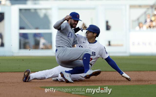 도루를 할 때마다 왼손을 땅에 짚고 있는 LA 다저스 오타니 쇼헤이./게티이미지코리아