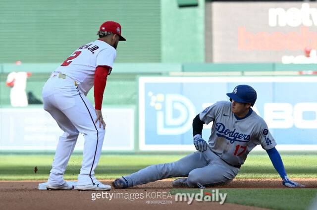 도루를 할 때마다 왼손을 땅에 짚고 있는 LA 다저스 오타니 쇼헤이./게티이미지코리아