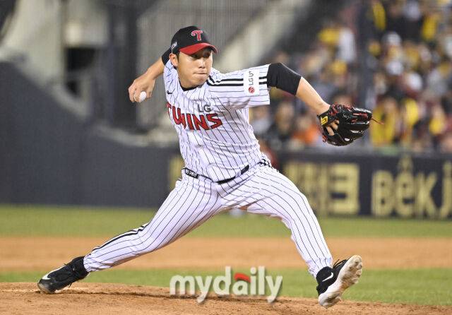 27일 오후 서울 잠실야구장에서 진행된 '2025 프로야구 KBO리그' LG 트윈스와 한화 이글스의 경기.LG 박명근이 역투하고 있다.