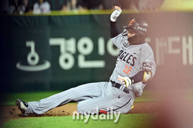 17일 인천 SSG랜더스필드에서 열린 '2025 신한 SOL BANK KBO리그' 한화 이글스와 SSG랜더스 경기. 한화 채은성이 4회초 2사 3루에 1타점 적시타를 치고 2루에 슬라이딩을 하고 있다./인천 = 한혁승 기자