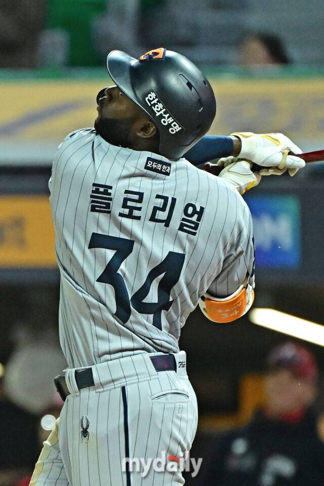 17일 인천 SSG랜더스필드에서 열린 '2025 신한 SOL BANK KBO리그' 한화 이글스와 SSG랜더스 경기. 한화 플로리얼이 7회초 1사 2루에 힘껏 타격하고 있다./인천 = 한혁승 기자