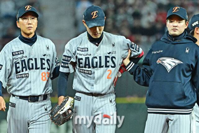 17일 인천 SSG랜더스필드에서 열린 '2025 신한 SOL BANK KBO리그' 한화 이글스와 SSG랜더스 경기. 한화 심우준이 5회말 1사 1루 수비중 허리 통증으로 교체되고 있다./인천 = 한혁승 기자