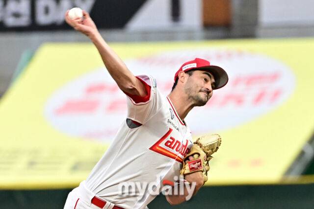 17일 인천 SSG랜더스필드에서 열린 '2025 신한 SOL BANK KBO리그' 한화 이글스와 SSG랜더스 경기. SSG 화이트가 경기 선발투수로 나와 힘차게 투구하고 있다./인천 = 한혁승 기자