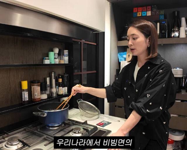 이민정이 부엌에서 자신만의 레시피로 비빔면을 끓이고 있다. / 유튜브 '이민정 MJ' 캡처