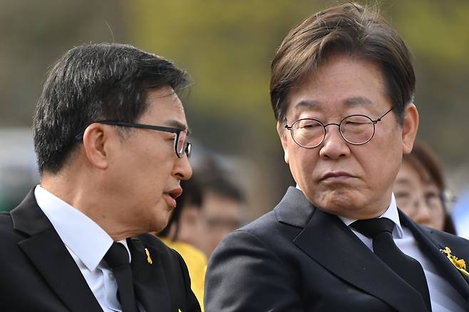 김동연 경기지사(왼쪽)와 더불어민주당 이재명 전 대표가 16일 경기 안산시 화랑유원지에서 열린 ‘세월호 참사 11주기 기억식’에서 대화하고 있다. 2025.4.16 [공동취재]