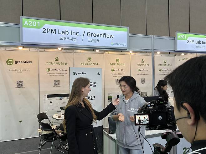 15일 경기 기후테크 전시회에 참석한 설수경(오른쪽) 오후두시랩 대표가 인터뷰하고 있다.[오후두시랩 제공]