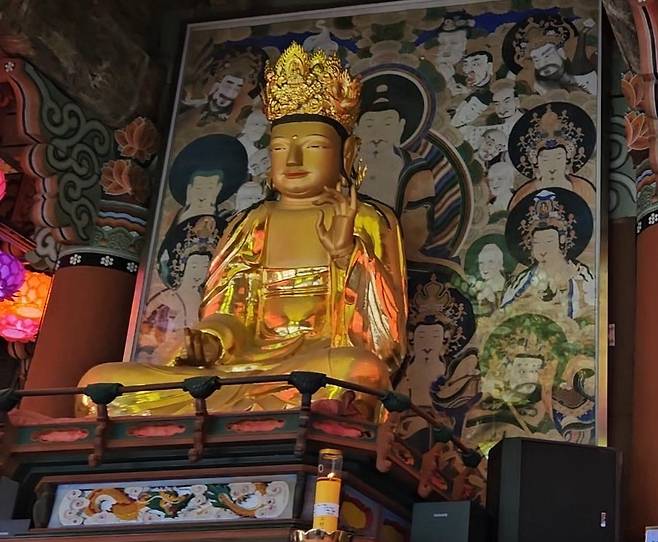 은하사 대웅전 목조관음보살좌상