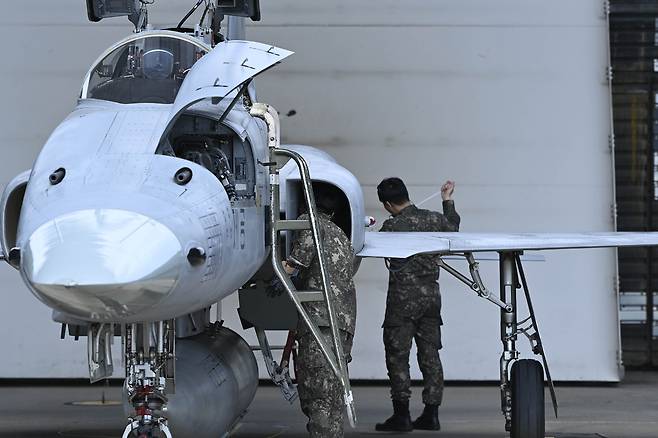 한미 공군은 17일부터 5월 2일까지 공군 광주기지에서 2주에 걸쳐 대규모 연합공중훈련 ‘프리덤 플래그’ 훈련을 실시한다. 한국 공군 정비요원이 광주기지로 전개한 F-5 전투기를 점검하고 있다. [공군 제공]