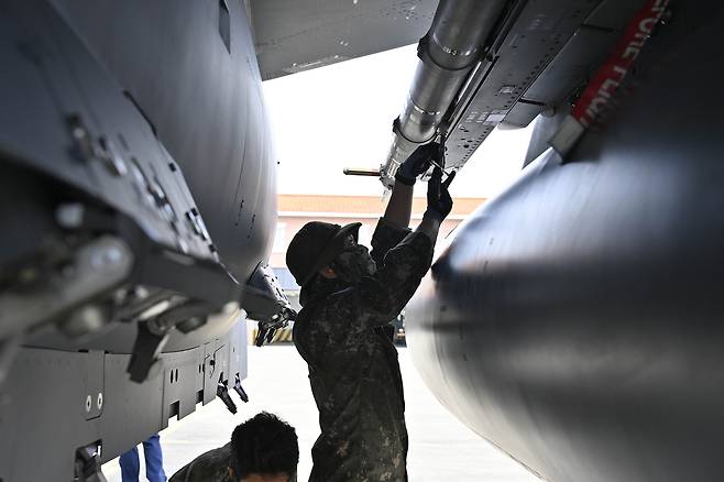 한미 공군은 17일부터 5월 2일까지 공군 광주기지에서 2주에 걸쳐 대규모 연합공중훈련 ‘프리덤 플래그’ 훈련을 실시한다. 한국 공군 정비요원이 광주기지로  전개한 F-15K 전투기를 점검하고 있다. [공군 제공]