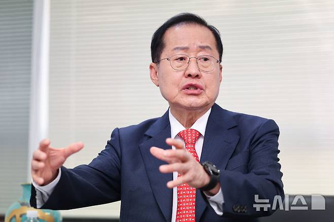 [서울=뉴시스] 권창회 기자 = 홍준표 제21대 대통령 선거 국민의힘 경선 후보가 지난 16일 서울 여의도 홍준표 선거사무실에서 뉴시스와 인터뷰를 하고 있다. 2025.04.17. kch0523@newsis.com