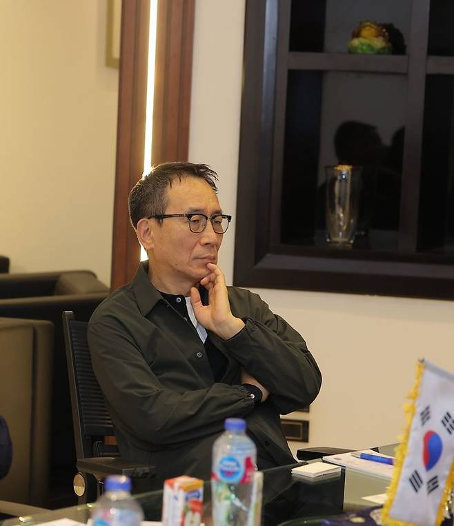 [서울=뉴시스] 정몽혁 현대코퍼레이션 회장이 지난해 이집트를 방문해 현지 가전 시장 현황과 '현대' 브랜드 가전 사업 등을 점검하고 있다. (사진=링크드인 갈무리) 2024.12.10 photo@newsis.com *재판매 및 DB 금지