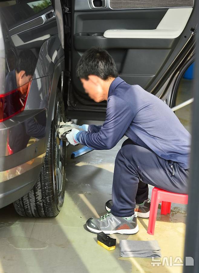 [청주=뉴시스] 서주영 기자 = 지난 16일 세차장 직원 정강민씨가 작업을 하고 있다. 2025.04.17. juyeong@newsis.com *재판매 및 DB 금지