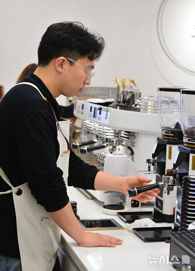 [청주=뉴시스] 서주영 기자 = 지난 16일 바리스타 신병찬씨가 카페에서 일을 하고 있다. 2025.04.17. juyeong@newsis.com *재판매 및 DB 금지