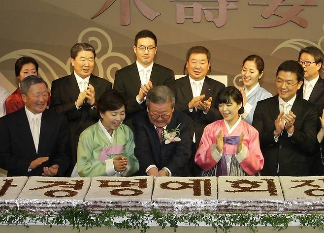 [서울=뉴시스]2012년 4월 서울 코엑스 인터컨티넨탈호텔에서 열린 구자경 LG그룹 명예회장(앞줄 왼쪽에서 세 번째) 미수연에서 축하 떡을 자르고 있다. 앞줄 왼쪽부터 구본무 회장 내외, 구자경 회장, 구연경씨 내외, 구연제(구본준 LX 회장의 딸), 뒷줄 왼쪽부터 구본준 회장 내외, 구광모 LG그룹 회장, 구본능 희성그룹 회장 내외, 구본식 LT그룹 회장 내외. (사진 = LG) 2023.3.20. photo@newsis.com  *재판매 및 DB 금지