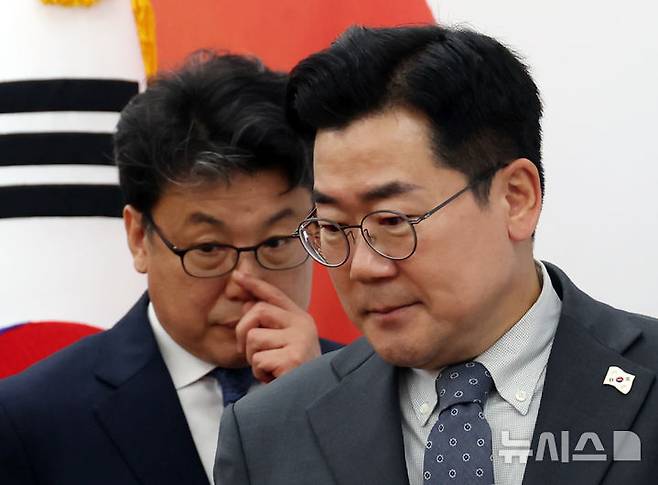 [서울=뉴시스] 고승민 기자 = 더불어민주당 박찬대 대표 직무대행 겸 원내대표와 진성준 정책위의장이 17일 서울 여의도 국회에서 열린 정책조정회의에 참석하고 있다. 2025.04.17. kkssmm99@newsis.com