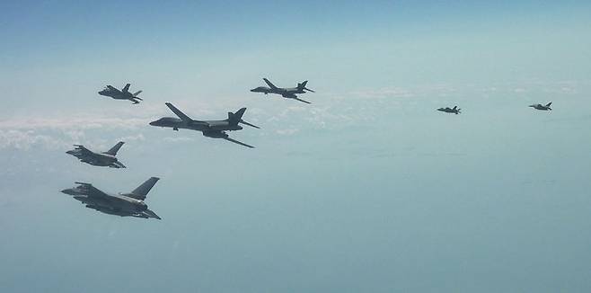 [서울=뉴시스] 15일 미 B-1B 전략폭격기를 전개한 가운데 한미 연합공중훈련을 하고 있다.훈련에는 우리 공군의 F-35A, F16 전투기와 미국의 F-16 전투기 등이 참여했다. (사진=공군 제공) 2025.04.17. photo@newsis.com *재판매 및 DB 금지