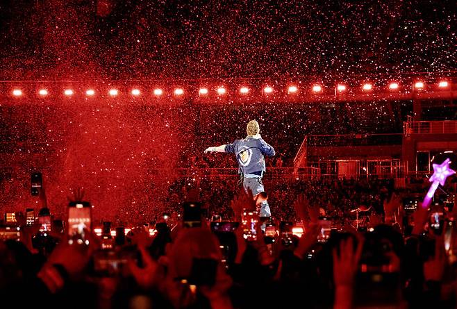 [고양=뉴시스] 세계적인 브릿팝 밴드 '콜드플레이(Coldplay)'가 16일 오후 경기 고양 고양종합운동장에서 두 번째 내한공연 '라이브 네이션 프레젠츠 콜드플레이 : 뮤직 오브 더 스피어스 딜리버드 바이 디에이치엘(LIVE NATION PRESENTS COLDPLAY : MUSIC OF THE SPHERES DELIVERED BY DHL)'을 펼치고 있다. 당일 5만명이 운집했다. 그간 고양종합운동장에서 콘서트를 연 스타들의 콘서트 수용인원은 3만명 안팎이었는데, 콜드플레이의 국내 인기를 새삼 실감케 했다. 콜드플레이는 18·19·22·24·25일에도 같은 무대에 오른다. 총 여섯 차례 공연으로 30만명을 모을 것으로 예상된다. 역대 내한공연 중 최대 규모로 최다 회차, 최다 관객 기록이다. (사진 = 라이브 네이션 코리아 제공) 2025.04.17. photo@newsis.com. *재판매 및 DB 금지