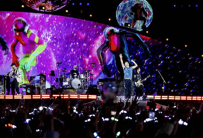 [고양=뉴시스] 세계적인 브릿팝 밴드 '콜드플레이(Coldplay)'가 16일 오후 경기 고양 고양종합운동장에서 두 번째 내한공연 '라이브 네이션 프레젠츠 콜드플레이 : 뮤직 오브 더 스피어스 딜리버드 바이 디에이치엘(LIVE NATION PRESENTS COLDPLAY : MUSIC OF THE SPHERES DELIVERED BY DHL)'을 펼치고 있다. 당일 5만명이 운집했다. 그간 고양종합운동장에서 콘서트를 연 스타들의 콘서트 수용인원은 3만명 안팎이었는데, 콜드플레이의 국내 인기를 새삼 실감케 했다. 콜드플레이는 18·19·22·24·25일에도 같은 무대에 오른다. 총 여섯 차례 공연으로 30만명을 모을 것으로 예상된다. 역대 내한공연 중 최대 규모로 최다 회차, 최다 관객 기록이다. (사진 = 라이브 네이션 코리아 제공) 2025.04.17. photo@newsis.com. *재판매 및 DB 금지