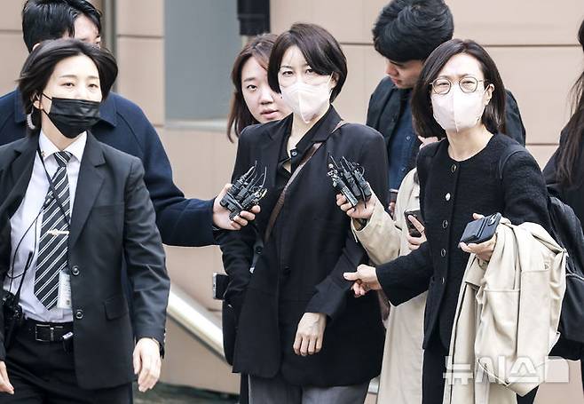 [서울=뉴시스] 정병혁 기자 = 음주운전 및 불법 숙박업 혐의로 재판에 넘겨진 문재인 전 대통령의 딸 문다혜 씨가 17일 서울 마포구 서울서부지방법원에서 열린 1심 선고기일을 마친 뒤 법원을 나오고 있다. 이날 서울서부지법 형사5단독 김형석 부장판사는 도로교통법상 음주운전·공중위생관리법 위반 혐의로 기소된 문다혜씨에게 벌금 1천500만원을 선고했다.2025.04.17. jhope@newsis.com