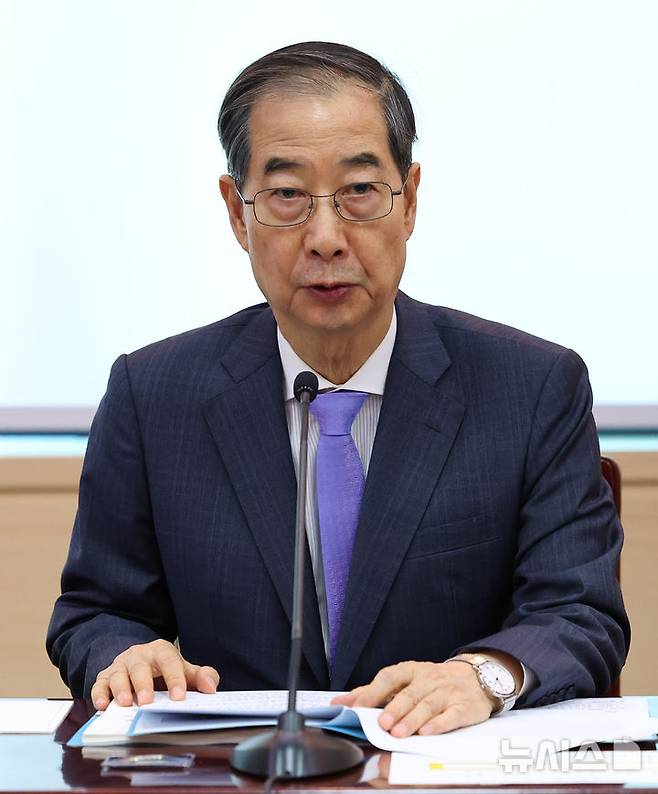 [서울=뉴시스] 최진석 기자 = 한덕수 대통령 권한대행 국무총리가 17일 정부서울청사에서 열린 제6차 2025년 아시아태평양경제협력체(APEC) 정상회의 준비위원회에서 발언하고 있다. 2025.04.17. myjs@newsis.com