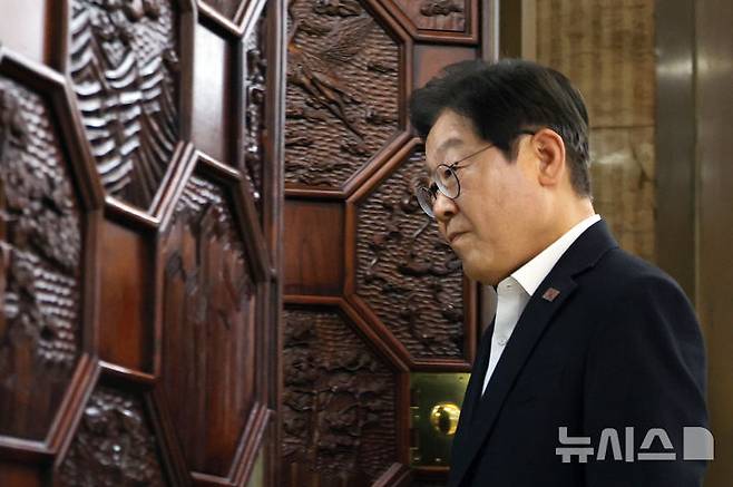 [서울=뉴시스] 조성우 기자 = 이재명 제21대 대통령 선거 더불어민주당 경선 후보가 17일 오후 서울 여의도 국회에서 열린 비공개 의원총회에 참석하고 있다. 2025.04.17. xconfind@newsis.com