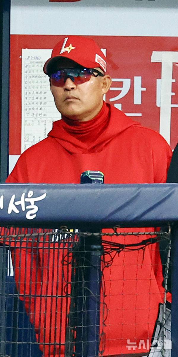 [서울=뉴시스] 박주성 기자 = 30일 오후 서울 구로구 고척스카이돔에서 열린 프로야구 2025 KBO리그 SSG 랜더스 대 키움 히어로즈의 경기에서 SSG 이숭용 감독이 경기를 지켜보고 있다. 2025.03.30. park7691@newsis.com