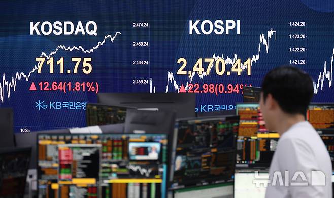 [서울=뉴시스] 조성우 기자 = 17일 오후 서울 여의도 KB국민은행 스마트딜링룸에서 딜러들이 업무를 보고 있다.코스피는 전 거래일(2447.43)보다 22.98포인트(0.94%) 상승한 2470.41에 장을 마쳤다. 코스닥 지수는 전 거래일(699.11)보다 12.64포인트(1.81%) 오른 711.75에 거래를 종료했다. 원·달러 환율은 전 거래일 주간거래 종가(1426.7원)보다 7.8원 내린 1418.9원에 주간 거래를 마감했다. 2025.04.17. xconfind@newsis.com