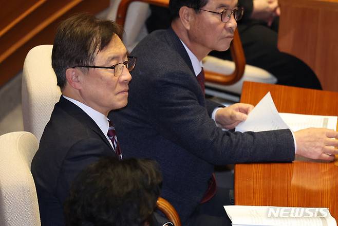 [서울=뉴시스] 이영환 기자 = 최재형 전 국민의힘 의원이 지난해 1월9일 오후 서울 여의도 국회 본회의장에서 열린 제411회국회(임시회) 4차 본회의에 참석하고 있다.  2024.01.09. 20hwan@newsis.com