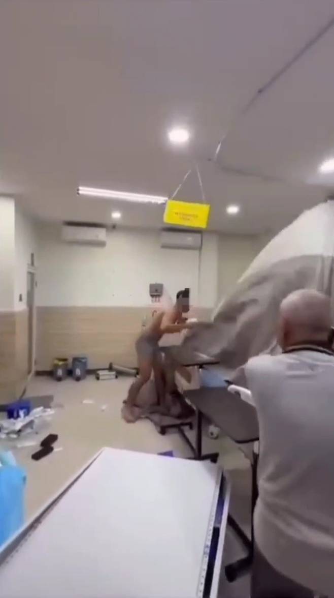 다른 환자의 침대 커튼을 뜯고 있는 외국인 관광객 [출처=인스타그램 canggu_bali]