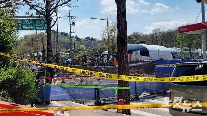 지난달 24일 서울 강동구 명일동 대명초 인근 사거리에서 발생한 직경 20m 땅 꺼짐 현장. 전 차로를 통제한 채 공사가 진행되고 있다.  김지은 수습기자