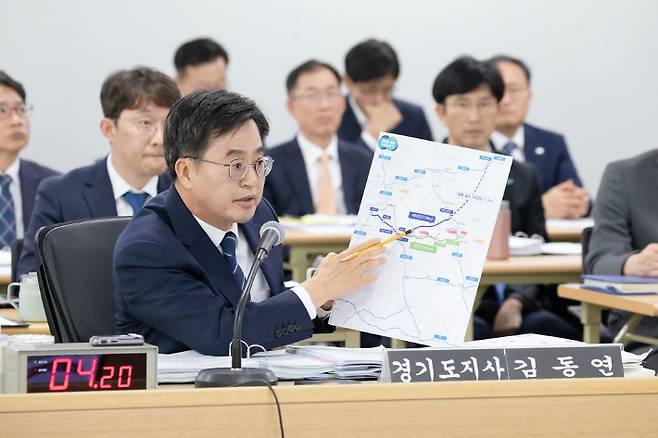 2023년 10월 국회 행정안전위원회 국정감사에서 김동연 경기도지사가 국토부의 양평고속도로 장래 노선축 항목 삭제 지시의 부당함을 지적하며 노선도를 꺼내들고 있는 모습. 경기도 제공