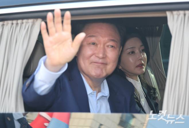 윤석열 전 대통령과 김건희 여사가 헌법재판소 파면 결정 후 일주일 만인 11일 오후 서울 용산구 한남동 대통령 관저를 떠나고 있다. 류영주 기자