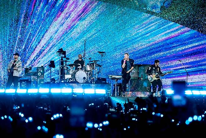 세계적인 밴드 콜드플레이가 16일 저녁 경기도 고양시 고양종합운동장에서 내한 공연을 열었다. 라이브네이션코리아 제공