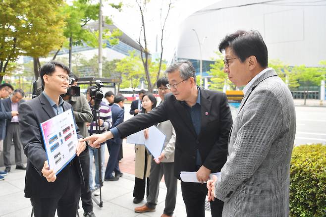 박형준 부산시장이 대중교통 정책 관련 보고를 받고 있다. 부산시 제공