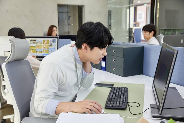 컴퓨터와 스마트폰 등의 전자기기를 자주 사용하는 경우 거북목 증후군을 유발할 수 있어 적극적인 관리가 필요하다는 지적이 나왔다. 사진은 기사의 특정 사실과 관련 없음. 게티이미지뱅크