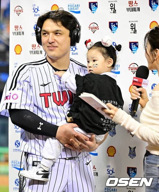 [OSEN=잠실, 민경훈 기자] 16일 서울 잠실야구장에서 2025 신한 SOL Bank KBO리그 LG 트윈스와 삼성 라이온즈의 경기가 열렸다. 이 경기에서 LG는 12-2 대승을 거뒀다. 삼성은 4연패에 빠졌다.&nbsp;이로써&nbsp;LG는 16승3패, 승률 .842의 고공행진을 이어갔다. 박동원이 투런 홈런, 스리런 홈런을 터뜨리며 5타수 3안타 5타점으로 활약했다. LG 선발투수 임찬규는 6이닝 7피안타 1볼넷 4탈삼진 2실점으로 시즌 4승째를 거뒀다. 다승 단독 1위다.&nbsp;경기를 마치고 LG 박동원이 딸을 안고 수훈 인터뷰를 하고 있다. 2025.04.16 / rumi@osen.co.kr